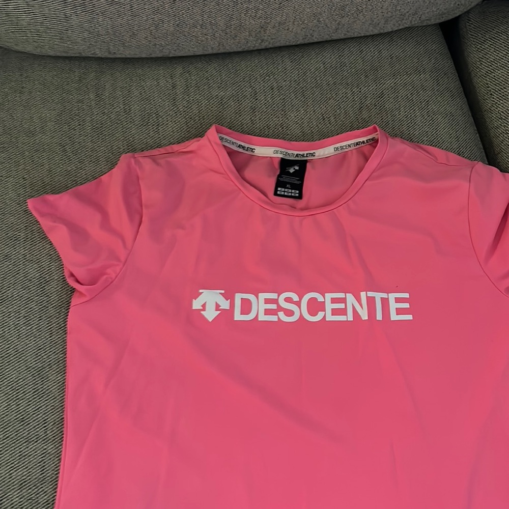 Descente athletics women’s xl (fits like large) workout shirt